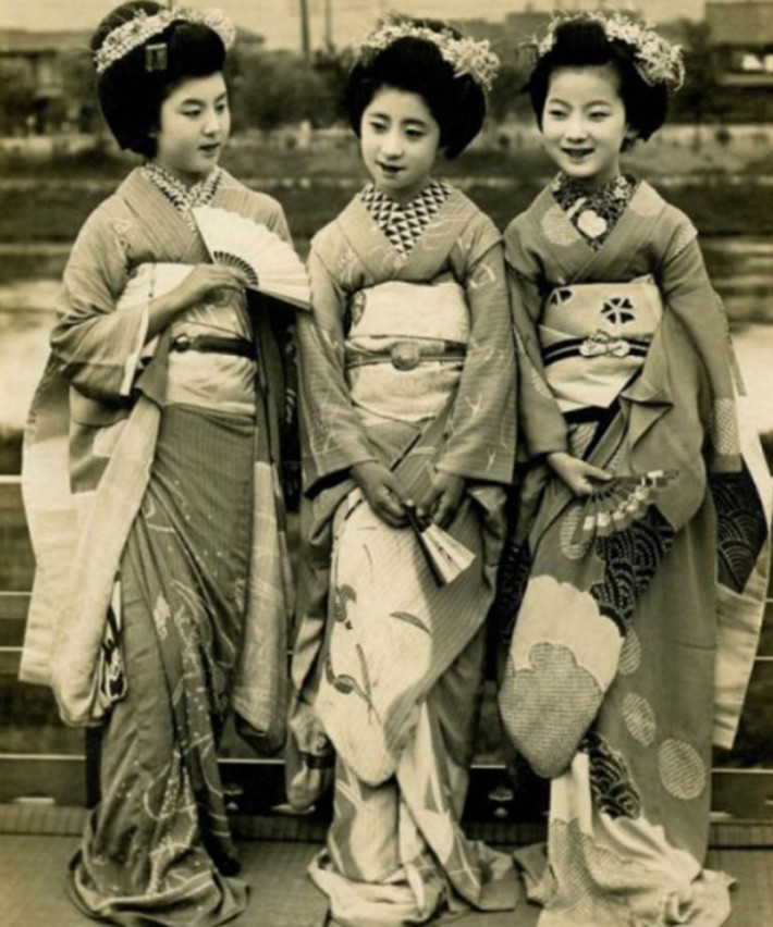 Những cô gái Maiko (từ để gọi các cô gái đang trong thời kỳ tập sự trở thành một Geiko trình diễn nghệ thuật truyền thống như ca múa, nhạc, trà đạo) trẻ trung, duyên dáng trong bộ kimono truyền thống của Nhật Bản khoảng 100 năm trước.