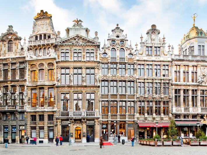 Quảng trường La Grand-Place nằm ở trung tâm thành phố Brussels (Bỉ) được xây dựng vào giữa thế kỷ 14 - 17. Điểm nổi bật nhất của Quảng trường là tháp chuông cao 97m mang kiến trúc Gothic. Đây cũng là biểu tượng của thành phố Brussels.