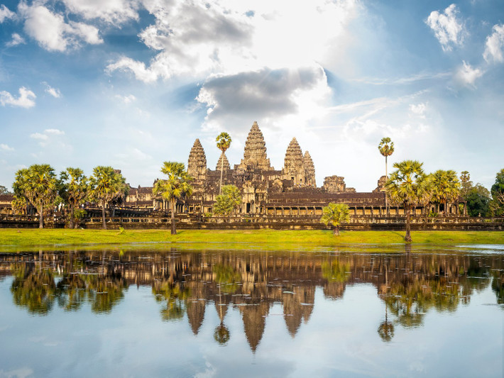 Công viên khảo cổ học Angkor ở Campuchia gồm 12 ngôi đền chính và nhiều công trình lớn nhỏ. Trong số này, đền thờ lớn nhất và quan trọng nhất là đền Angkor Wat được xây dựng vào thế kỷ 12.