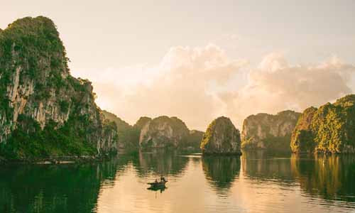 Theo CNTraveler, vịnh Hạ Long là một trong số 20 di sản đẹp nhất thế giới. Nơi đây được miêu tả sở hữu cảnh quan thiên nhiên tuyệt đẹp, yên bình và thơ mộng.