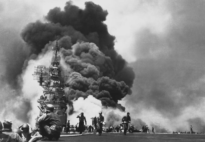 Tàu sân bay USS Bunker Hill của Mỹ bốc cháy dữ dội sau khi hai phi công Nhật Bản lái máy bay cảm tử đâm vào.
