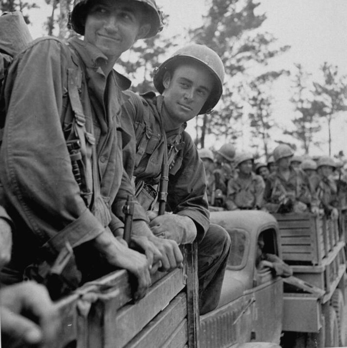 Theo đó, trận Okinawa diễn ra ác liệt giữa phe Đồng minh với Nhật Bản. Đến ngày 22/6/1945, trận chiến kết thúc với thắng lợi thuộc về phe Đồng minh. Trong ảnh là lính Mỹ trong cuộc tấn công, đánh chiếm đảo Okinawa từ tay Nhật Bản.