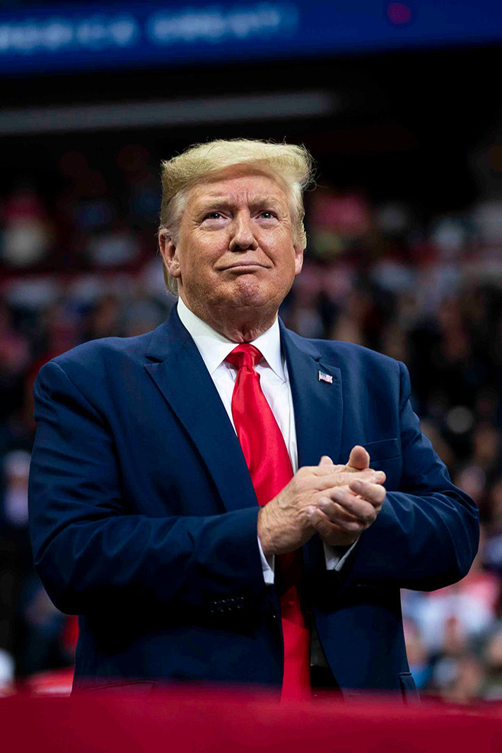 Báo cáo của The New York Times cũng viết rằng, Tổng thống Trump "không đóng thuế thu nhập liên bang trong 11/18 năm" mặc dù nhận được 427,4 triệu USD từ chương trình truyền hình thực tế và cấp phép giao dịch cho đến năm 2018.