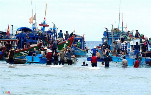 Liên tục những năm 2012-2013, hàng trăm ngư dân làng chài Bình Châu đưa tàu, máy hút cát đổ xô ra biển trục vớt cổ vật trái phép. Ông Ngô Khối (ngụ xã Bình Châu) nhớ lại hơn 20 năm trước, trong lúc lặn hải sản, nhiều ngư dân lần đầu tiên phát hiện con tàu gỗ chứa nhiều cổ vật chìm dưới nước ở khu vực Hòn Nhàn cách bờ khoảng 150m. Sau đó, họ lần lượt phát hiện tiếp tàu cổ chìm dưới rạn san hô ở Hòn Khô, đều ở vùng biển Bình Châu cách bờ khoảng 10m.