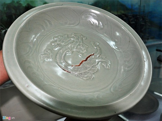 Loại đĩa men ngọc màu xanh da táo trang trí nổi hình rồng mang đặc trưng nghệ thuật thế kỷ 13, độc bản quý hiếm phát hiện trên tàu 700 tuổi.