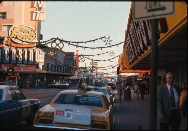 Dưới ống kính máy ảnh của Peter Stratmoen, Las Vegas - thành phố "không bao giờ ngủ" của Mỹ những năm 1970 hiện lên một cách sống động và đầy màu sắc.