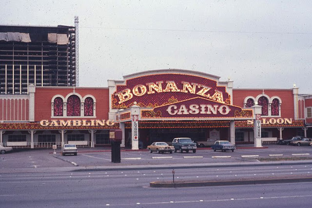Bên ngoài một casino ở Las Vegas được trang trí lộng lẫy, bắt mắt.