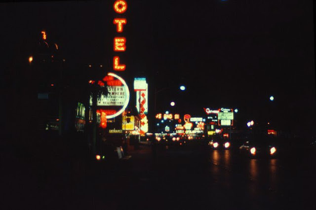 Khi về đêm, các công trình ở Las Vegas rực rỡ ánh đèn đầy màu sắc.