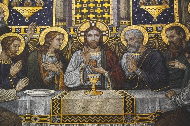 Trong bữa tiệc ly, Chúa Jesus cũng dùng quyền phép của mình để biến rượu thành Máu Thánh. Huyền thoại về bảo vật này khiến nó trở nên nổi tiếng.