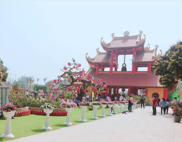 Thêm nữa, chùa Khai Nguyên còn có biển non bộ hình thần Kim Quy 2 đầu bái phật cầu kinh, giếng rồng tiên...
