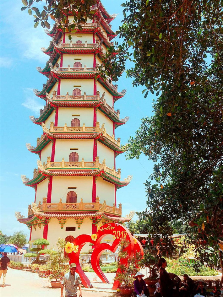 Chùa Khai Nguyên nằm ở vùng quê yên bình. Bên trong khuôn viên chùa có một hồ nước. Các công trình: Chính Điện, Tháp Chuông, Tháp Trống, Nội Viện trong chùa được xây dựng theo kiến trúc của đền chùa Bắc Bộ.