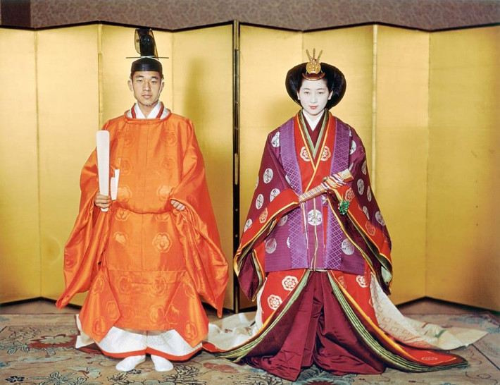 Nhật hoàng Akihito tự lựa chọn bạn đời cho mình thay vì do Cơ quan nội chính Hoàng gia đứng ra tuyển chọn. Nhật hoàng Akihito gặp và đem lòng yêu Hoàng hậu Shoda sau khi 2 người gặp nhau lần đầu trong một giải đấu tennis vào hè năm 1957. Khi ấy, Nhật hoàng Akihito là hoàng tử. Cuộc hôn nhân vì tình yêu giữa thành viên hoàng tộc với dân thường được công chúng và giới chức Nhật Bản ủng hộ.