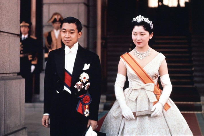 Hai người tổ chức đính hôn vào tháng 11/1958. Đến ngày 10/4/1959, Nhật hoàng Akihito cử hành hôn lễ với Michiko Shoda. Sau hôn lễ thế kỷ, cặp đôi hoàng gia Nhật Bản sống bên nhau hạnh phúc với 2 con trai và 1 con gái.