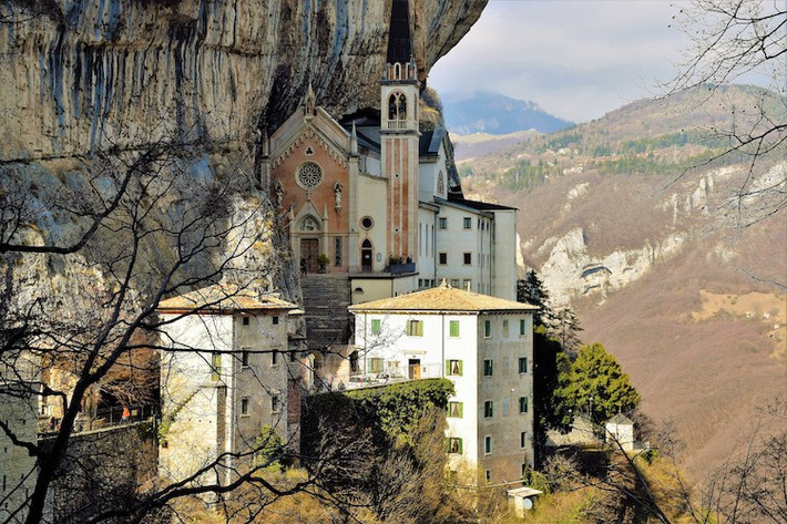 Do thánh đường Madonna della Corona tách biệt hoàn toàn với các khu dân cư nên nơi đây vô cùng yên tĩnh, thanh bình và không khí trong lành.