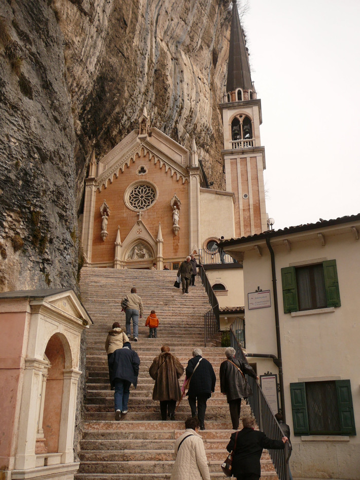 Du khách mất khoảng 2 giờ để đi từ dưới lên đến thánh đường Madonna della Corona.