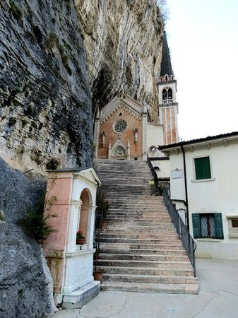 Trên đường lên tới thánh đường Madonna della Corona, mọi người có thể chiêm ngưỡng 14 bức tượng đồng.