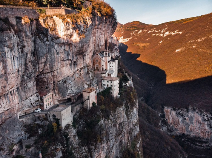Thánh đường Madonna della Corona được xây dựng vào thế kỷ 16.