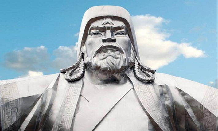 Liên quan đến bí ẩn này, một giai thoại được lan truyền trong dân gian về tang lễ của Thành Cát Tư Hãn.