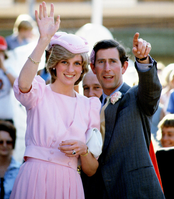 Sau khi ly hôn Công nương Diana, Thái tử Charles tìm được tình yêu mới bên Camilla Parker-Bowles. Bà Camilla là người yêu cũ của Thái tử Charles.