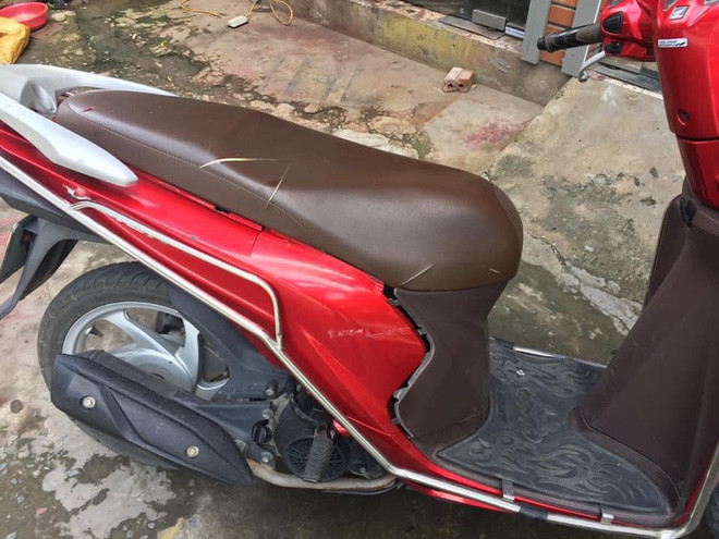 Mới đây, trên mạng lan truyền đoạn clip ghi lại cảnh người phụ nữ 2 tay 2 con dao khá dài vừa chém liên tiếp vào xe máy vừa chửi bới vô cùng gay gắt. Chiếc xe máy bị chém rách yên, thân xe cũng bị nhiều vết xước.