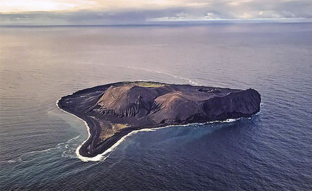 Đảo Surtsey nổi tiếng của Iceland được hình thành từ một loạt vụ phun trào núi lửa ngoài khơi bờ biển phía tây nam nước này từ năm 1963 - 1967.