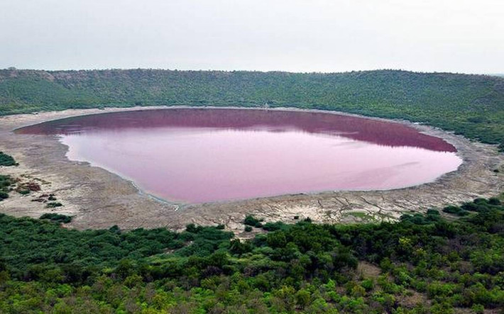 Một số chuyên gia hoài nghi sự xuất hiện của tảo đỏ trong hồ Lonar khiến nước đổi màu. Thế nhưng, đến nay, các nhà khoa học chưa thể tìm ra lời giải thích chính xác nhất cho hiện tượng bí ẩn xảy ra tại địa điểm này.