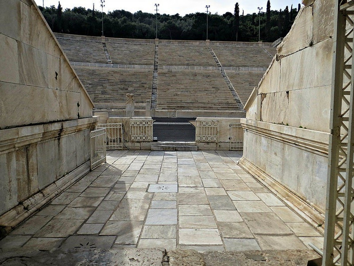 Trước khi trở thành sân vận động, Panathenaic là một thung lũng nằm giữa hai ngọn đồi Agra và Ardettos.