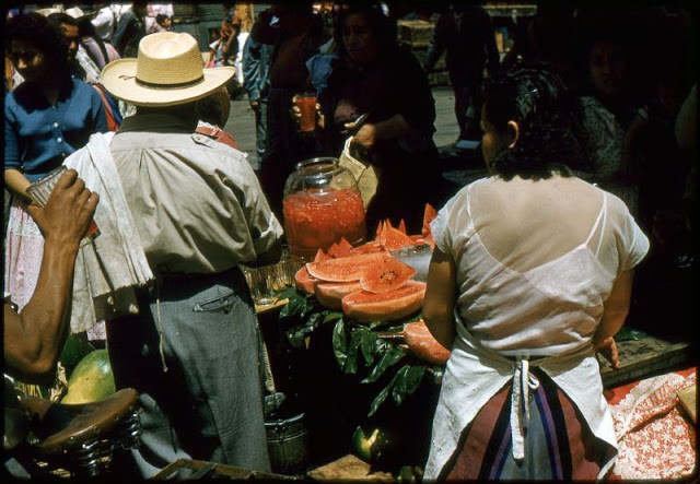 Một quầy hàng bán dưa hấu ở Mexico City có đông khách tới mua. Ảnh chụp mùa hè năm 1957.