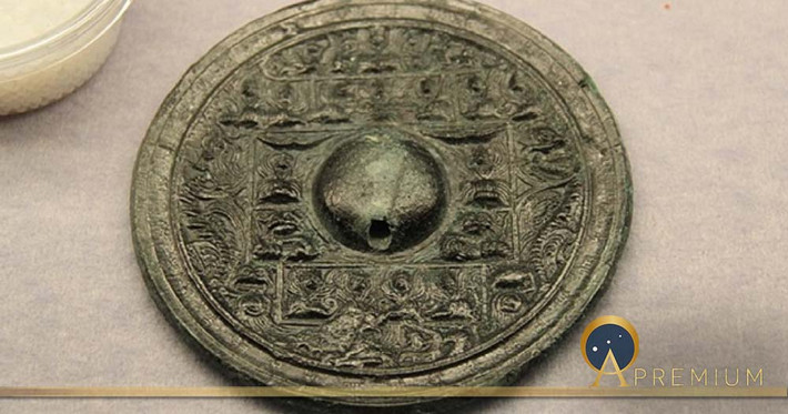 Trong các cuộc khai quật ở Trung Quốc, các chuyên gia phát hiện nhiều chiếc gương đồng trong lòng đất. Những chiếc gương này còn được gọi là "gương ma thuật" hay "gương truyền ánh sáng".