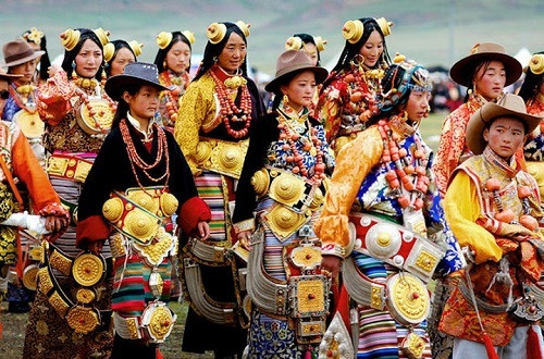 Do đó, mỗi khi xuất hiện trước đám đông, người Khampa luôn nổi bật vì số lượng trang sức khủng trên cơ thể.