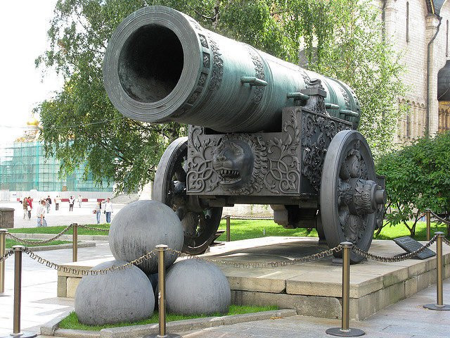 Đại bác Sa hoàng hiện được đặt trước Điện Kremlin tại trung tâm thủ đô Moscow, Nga.