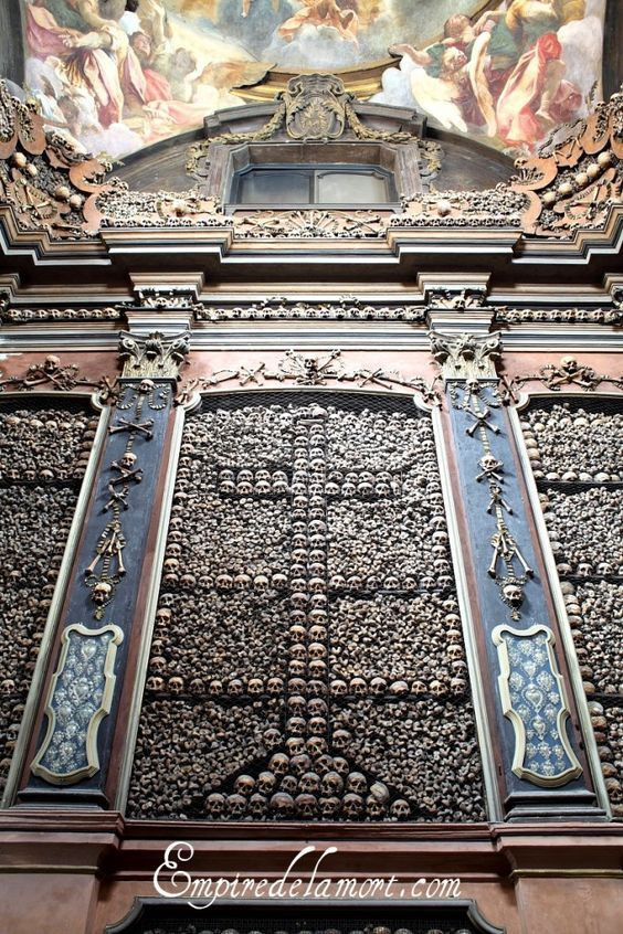 Phần lớn xương được dùng để trang trí nhà thờ San Bernardino Alle Ossa là của các nạn nhân tử vong vì dịch hạch thời Trung cổ.