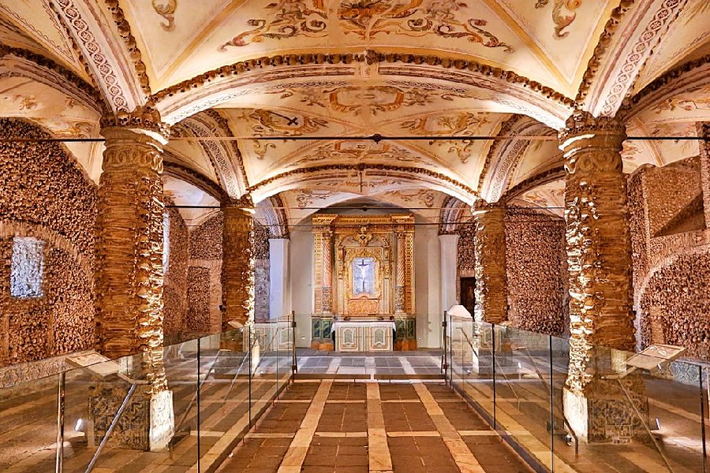 Giống Sedlec Ossuary, nhà thờ Capela dos Ossos (Nhà thờ xương) nằm ở thành phố Évora, Bồ Đào Nha cũng được xây dựng theo phong cách Gothic và được trang bí bằng xương người.