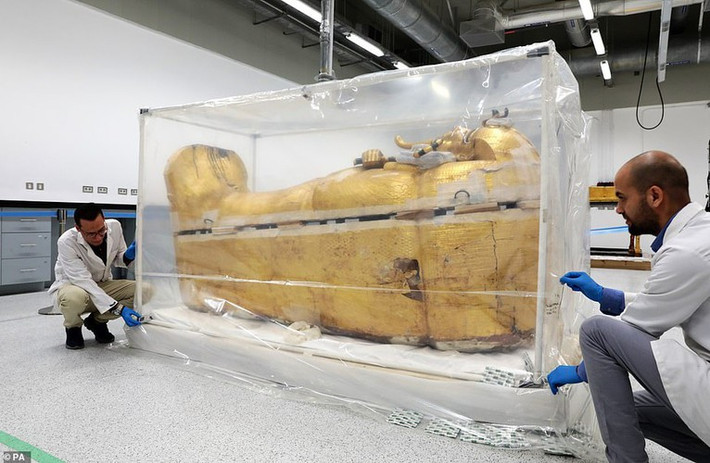 Xác ướp pharaoh Tutankhamun tìm thấy trong 3 lớp quan tài. Lớp quan tài ở ngoài cùng được làm từ gỗ và mạ vàng. Trên nắp quan tài có vẽ hình pharaoh Ai Cập với hai cánh tay đan chéo trước ngực và thanh quyền trượng.
