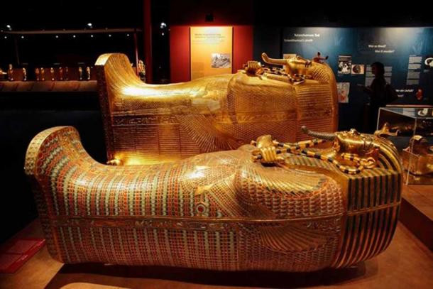 Từ đây, các chuyên gia đưa ra giả thuyết Tutankhamun bị ám sát bởi một cú đánh chí mạng vào sau gáy khiến ông qua đời ngay sau đó. Tuy nhiên, đến nay, các chuyên gia vẫn chưa thể khẳng định đây chính xác là nguyên nhân tử vong của Tutankhamun.