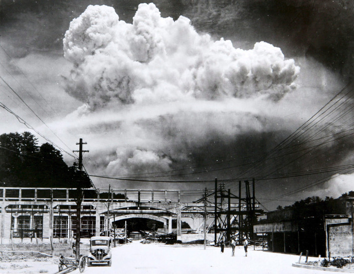 Khi đang trò chuyện với đồng nghiệp, Nagasaki rung chuyển vì quả bom hạt nhân thứ 2 phát nổ. Lần này, ông tiếp tục sống sót một cách thần kỳ.