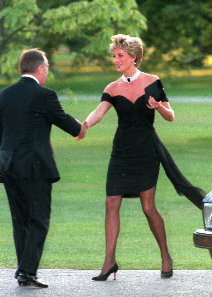 Khi biết chồng ngoại tình, Công nương Diana không hề buồn bã, khóc lóc hay tìm đến bà Camilla để đánh ghen. Thay vào đó, Công nương Diana mặc bộ đầm body đen quyến rũ và sang trọng khi tham dự sự kiện gây quỹ hàng năm của Vanity Fair cho phòng trưng bày Serpentine ở Công viên Hyde, London.