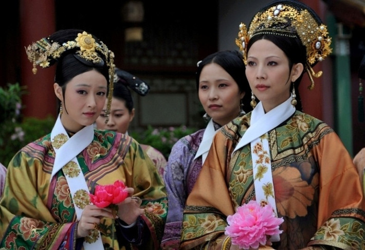 Dù ghen tuông vì chồng si mê người phụ nữ khác nhưng Viên Hoàng hậu không hề đánh ghen, ám hại Phan Thục phi. Thay vào đó, bà "trả thù" chồng bằng cách không gặp mặt hay nói chuyện với Lưu Tông Văn Đế cũng như hai con.