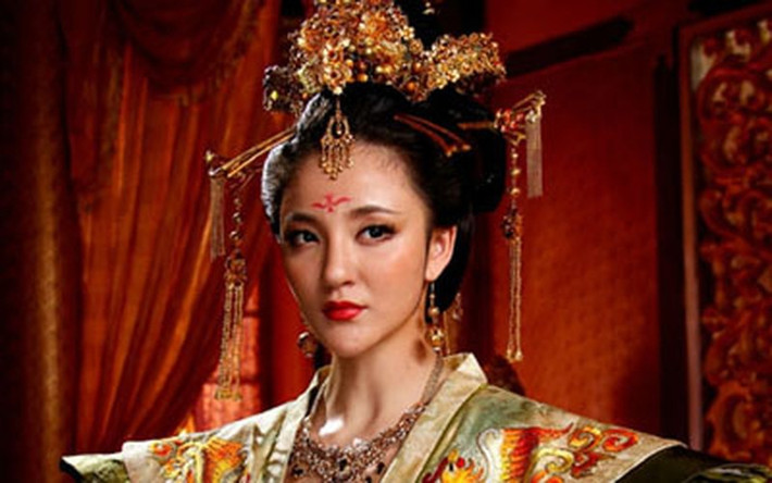 Thế nhưng, về sau, Lưu Tông Văn Đế si mê Phan Thục phi và hết mực sủng ái phi tần này. Ỷ vào việc được vua sủng hạnh, Phan Thục phi nhiều lần có hành động ngông cuồng khiến Viên Hoàng hậu tức giận.