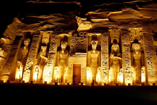 Bên trong đền Abu Simbel là 4 bức tượng người ngồi có chiều cao hơn 20m. Mỗi pho tượng được tạc với ánh mắt cương nghị đang nhìn về phía trước. Hành lang trong ngôi đền có 8 pho tượng thần Osiris.