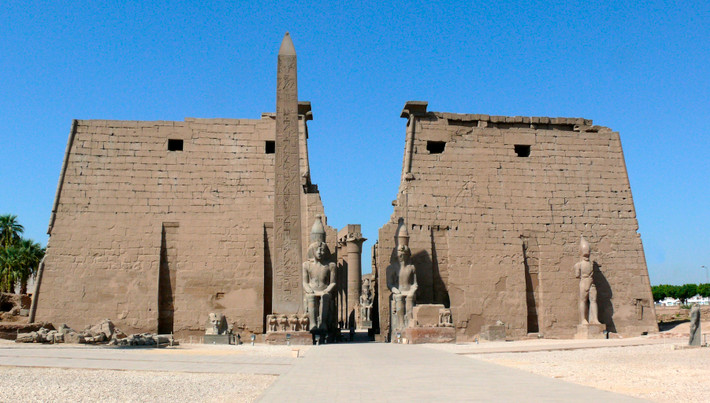 1. Đền Luxor là một trong những ngôi đền cổ nổi tiếng nhất Ai Cập. Nằm bên bờ sông Nile, đền thờ này được xây dựng vào năm 1400 trước Công nguyên.