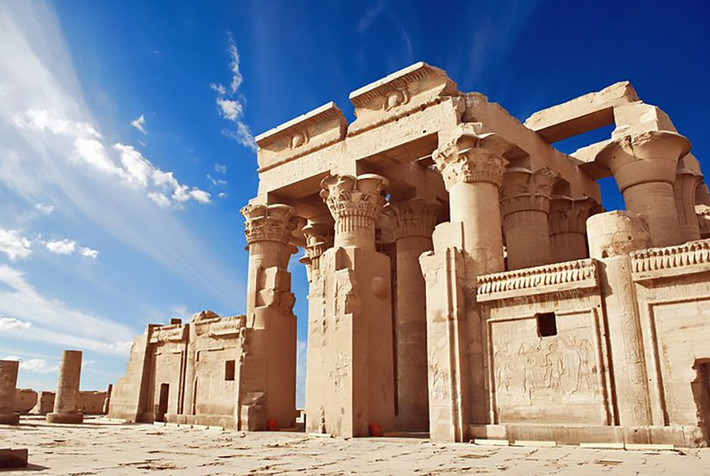 3. Đền Kom Ombo nổi tiếng Ai Cập khi được xây dựng trên một đụn cát cao nhìn ra sông Nile dưới triều đại Ptolemaic.