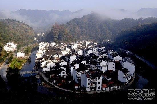 Làng tròn. Ngôi làng Jujing ở huyện Vụ Nguyên, tỉnh Giang Tây: Ngôi làng nằm ở thành phố du lịch Vụ Nguyên đẹp như tranh vẽ, được quây thành hình tròn rất ngoạn mục.