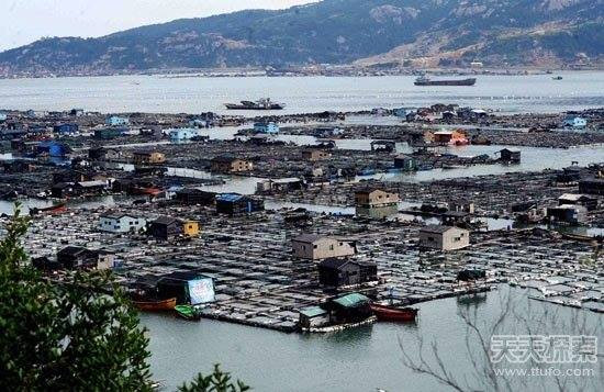 Làng bè. Làng Sandu’Ao ở Ninh Đức, tỉnh Phúc Kiến: Cả ngôi làng nổi trên biển. Trên thực tế, đây là một trong những trang trại cá lớn nhất ở Trung Quốc, với hơn 8.000 ngư dân xây dựng nhà của họ trên mặt nước.