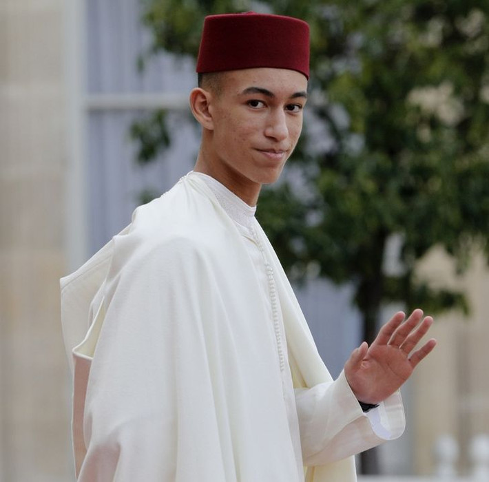 Sinh năm 2003, hoàng tử Moulay Hassan của Morocco là con trai cả của Vua Mohanned. Vị hoàng tử nổi tiếng thế giới này thông thạo nhiều ngoại ngữ như Ả Rập, Pháp, Anh và Tây Ban Nha. Hoàng tử Moulay Hassan thường xuất hiện trước công chúng trong những sự kiện, nghi thức quan trọng cùng với vua cha.