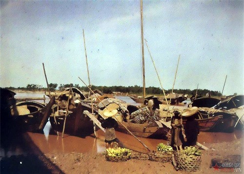 Gánh hàng chuối bên bến sông Hồng, Hà Nội 1915.