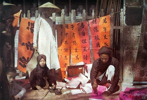 Ngoài Việt Nam, Albert Kahn còn cử các nhiếp ảnh gia của mình tới hơn 50 quốc gia trên thế giới để ghi lại những hình ảnh bằng hệ thống chụp và xử lý ảnh bằng kính màu – phương pháp chụp ảnh màu đầu tiên trên thế giới. Trong ảnh là một ông đồ bán chữ ở Hà Nội năm 1915.