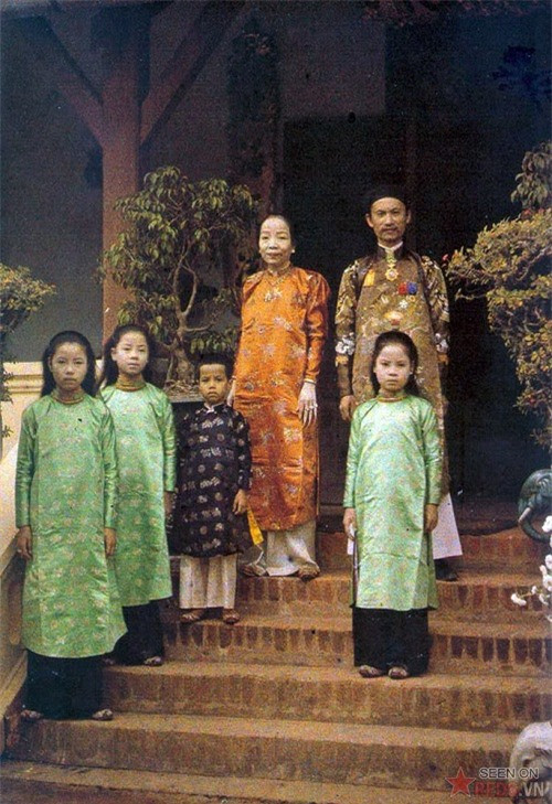 Quan Thống sứ Bắc kỳ bên vợ và 4 con, năm 1915.