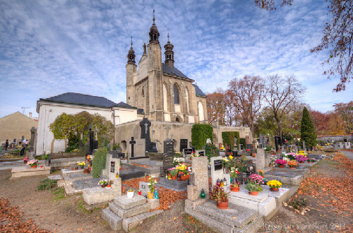 Một trong những nhà thờ trang trí bằng xương người nổi tiếng nhất thế giới là Sedlec Ossuary ở Czech. Nhìn bên ngoài, nhà thờ này không có gì quá khác biệt so với những nhà thờ xây dựng theo phong cách kiến trúc Gothic khác.