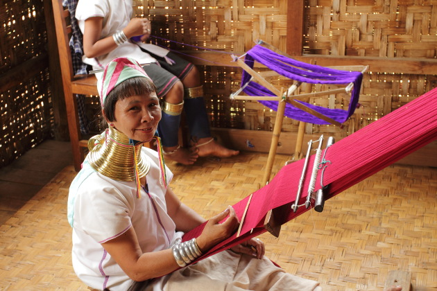 Phụ nữ bộ tộc Kayan ở Myanmar nổi tiếng với việc thực hiện một tập tục truyền thống đặc biệt. Họ có chiếc cổ dài kỳ lạ nên thường được gọi là "mỹ nhân hươu cao cổ".